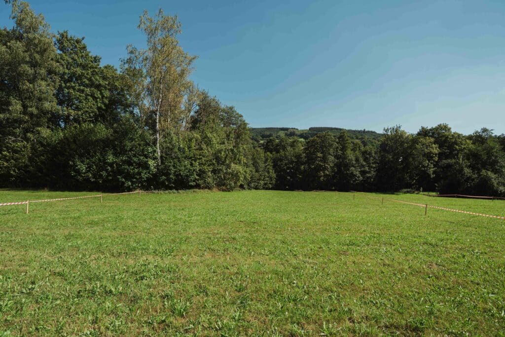 Grand terrain à bâtir de 1.471 m² à Moulin du Ruy