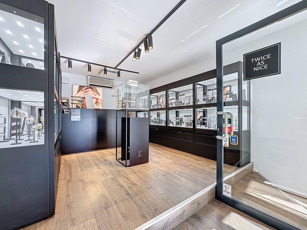 Maison de commerce louée REZ + 3 étages