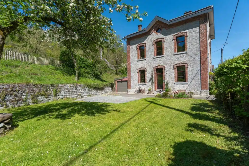 Charmante maison 4 façades rénovée avec jardin et garage