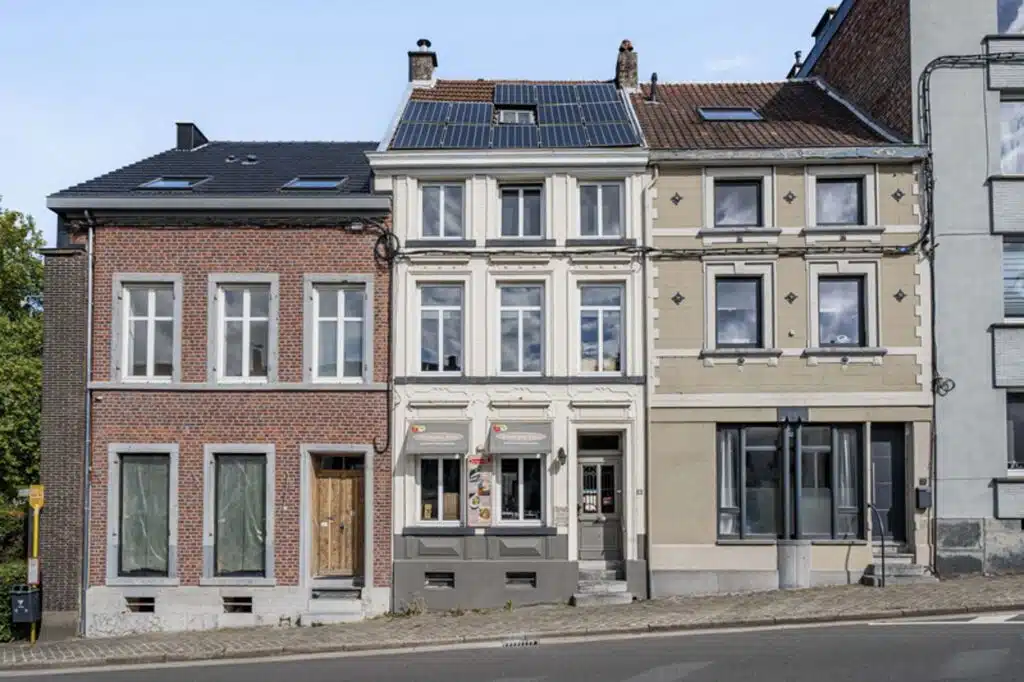 HEUSY - Immeuble mixte avec terrasse couverte et jardin.