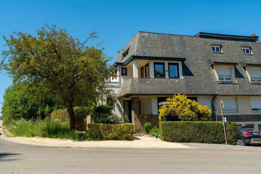 Maison rénovée 3 façades avec grand jardin