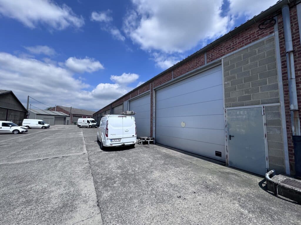 Entrepôt avec porte automatisée de 109 m² et espace stock