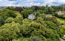 Propriété d'exception, nichée au coeur d'un parc magnifiquement paysagé. Villa de caractère et conciergerie.