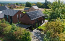 Villa récente 4 chambres et jardin en pleine campagne à Tiège